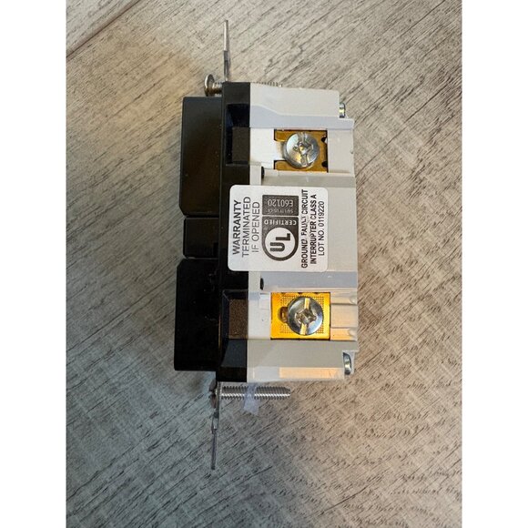 Eaton TRSGF20 GFCI Duplex Receptacle 20A 125V/AC 60Hz Self-Test Tamper-Resistant - Picture 4 of 4